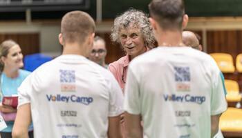 Volley Camp 2026 turnus 4 Ryszard Bosek rozmawia z uczestnikami obozu siatkarskiego Volley Camp
